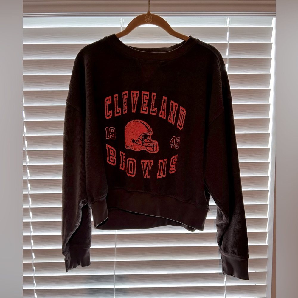 WEAR by Erin Andrew’s Cleveland browns cropped sweatshirt long sleeve